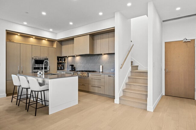 Photo - 3389 Lakeshore Rd Unit 603