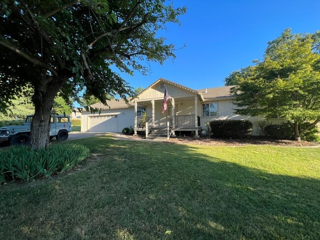 Building Photo - Three Bedroom Two Bathroom Large Garage in... Rental