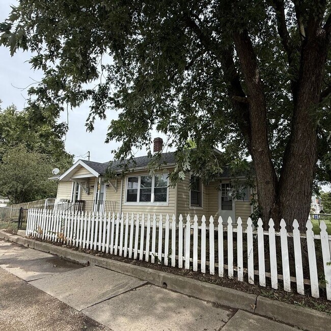 916 W 14th St