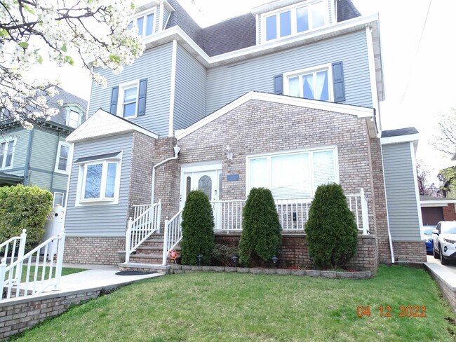 Building Photo - 124 W 8th St Unit 2