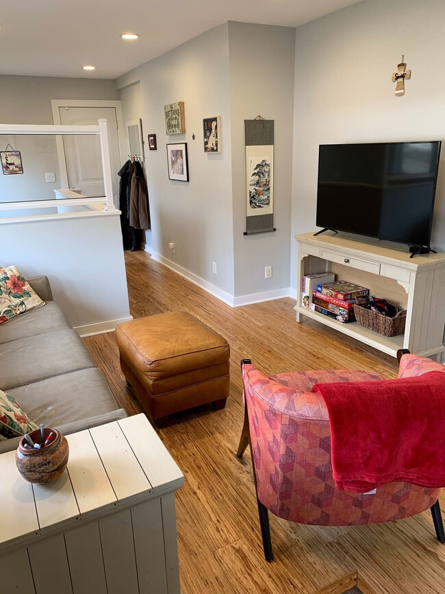 Photo - 46 W Division St NE Unidad SI ID1596545P