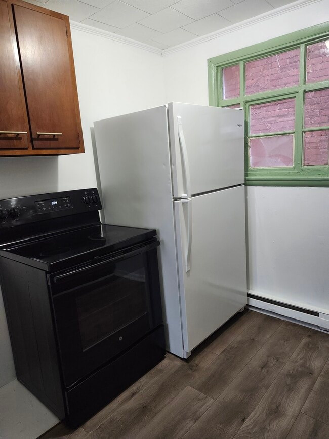 Building Photo - 1052 3rd Ave Unit Bottom Floor