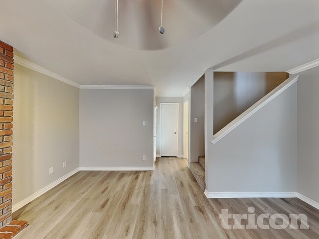 Photo - 2124 Glenn Ln