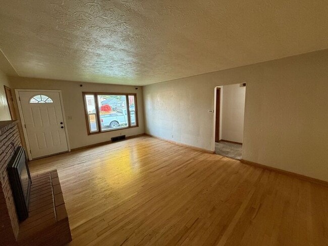 Photo - 595 18th St NE