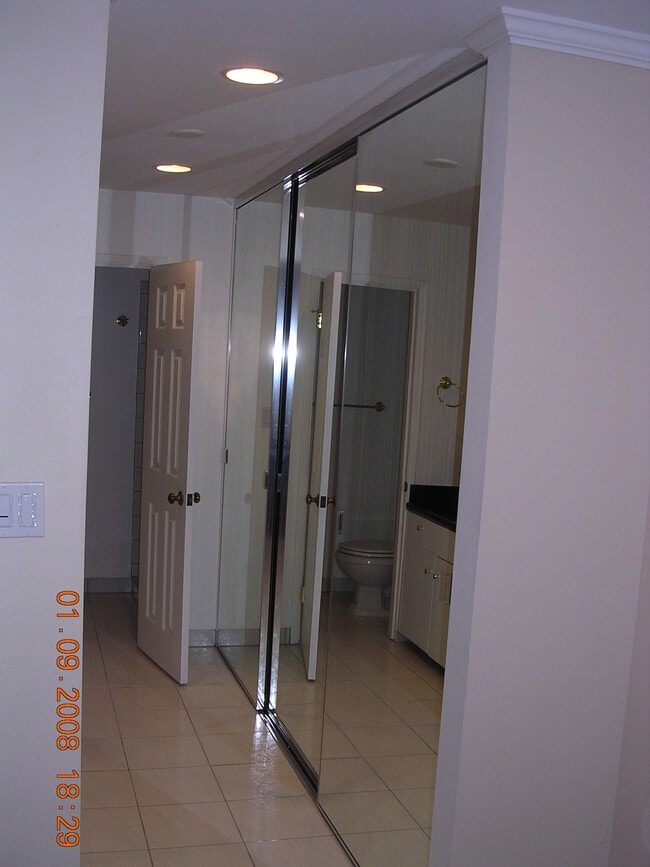 Armario del dormitorio principal - 200 Elm St Unidad 108