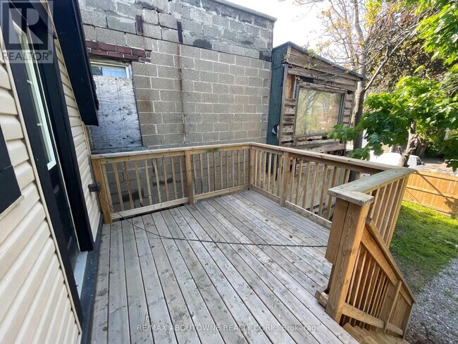 Photo - 759 Barton St E