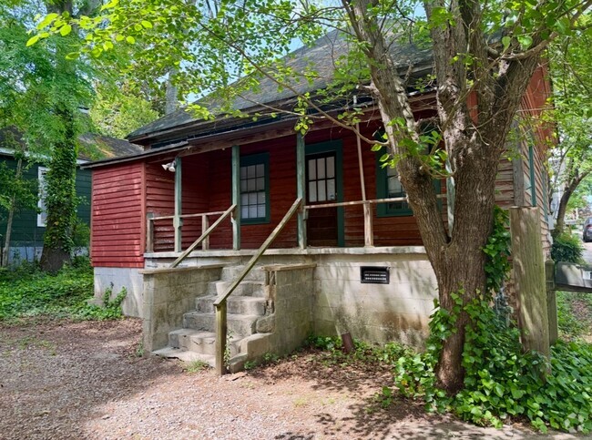 Building Photo - Two Bedroom with Great Screened Porch! Rental