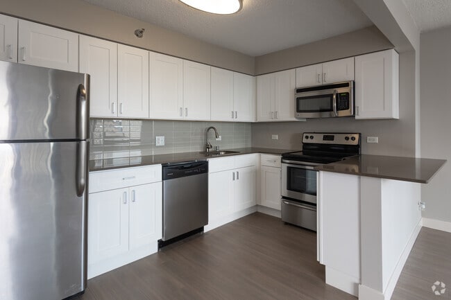 Photo - 2555 N Clark St