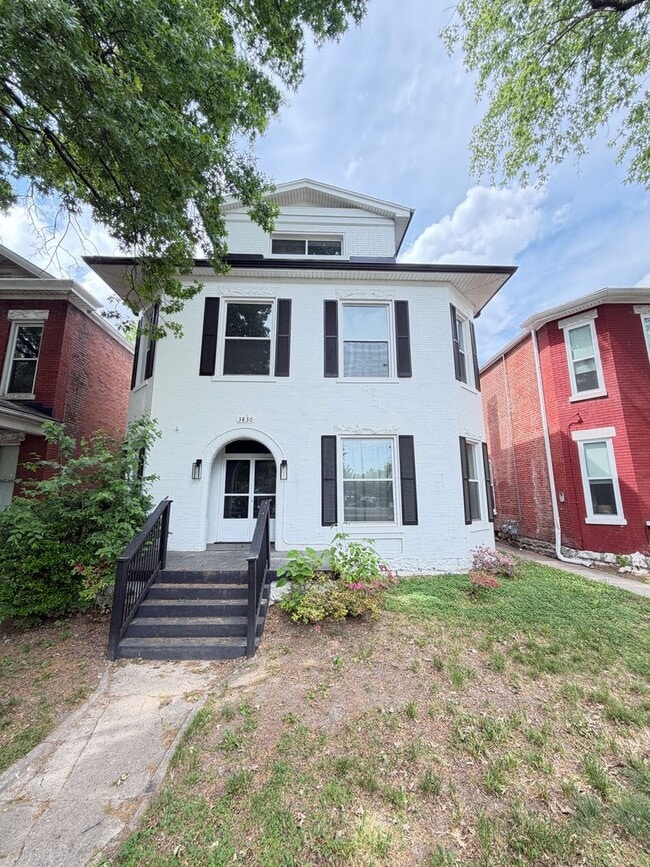 Building Photo - Huge 4 Bed and 2.5 Bath Home!