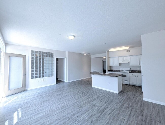 Building Photo - 2x2 Conveniently located. Large open conce... Rental