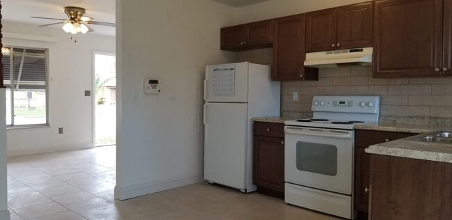 Building Photo - S. BISCAYNE & TAMIAMI TR -2 bedroom Rental