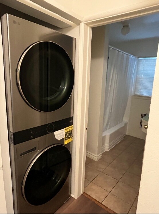 washer dryer bathroom shower bathtub - 13924 Victory Blvd