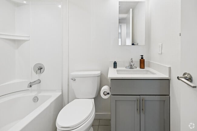 3BR, 1BA - 1,000SF - Bathroom