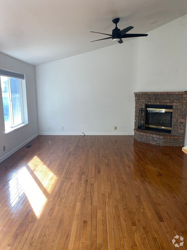 Building Photo - Beautiful Home in The Cove West Community