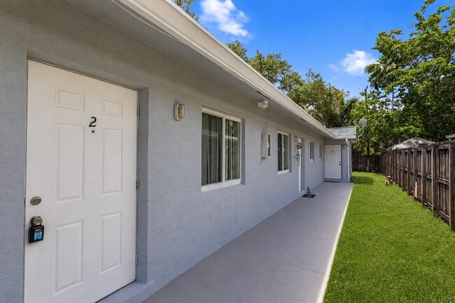 Building Photo - 709 SW 13th Ave Unit 2