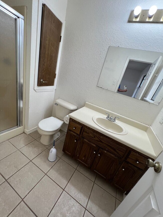 Photo - 3 Bed 2 Bath House with 2 Car Garage.
