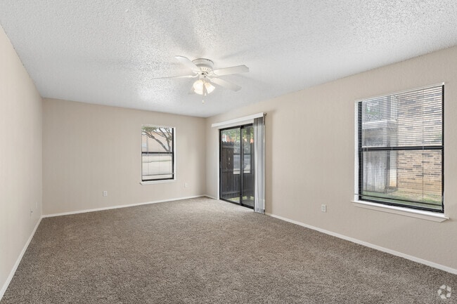 2BR, 2BA - 851SF - Living Room - Oak Court Apartments