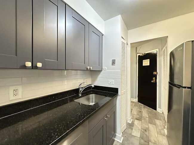 Photo - 3825 N Pine Grove Ave Unit 521