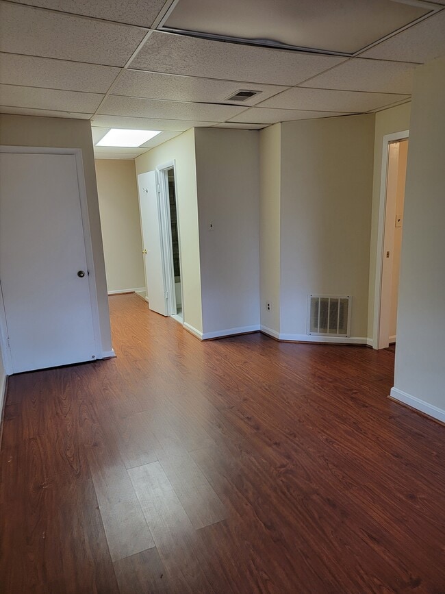 8348 Stationhouse Ct Unidad Great Location & Home