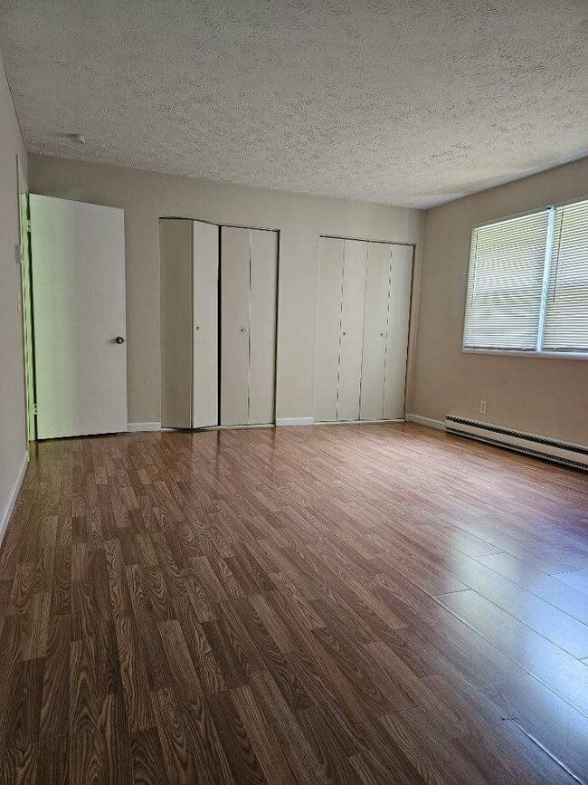 Master bedroom - Warner Village Rental Community
