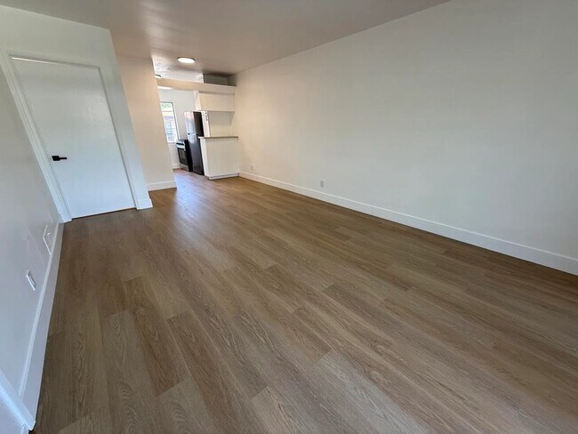1263 Hayworth Ave Unit 14