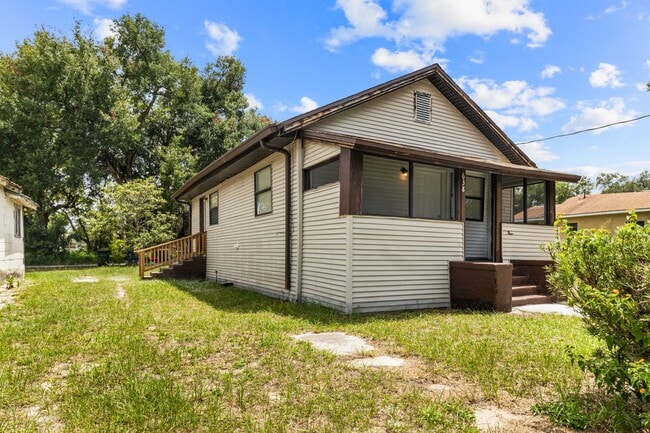 Building Photo - Cute 2 bedroom 1 bathroom Single Family House great location!