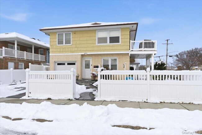 Building Photo - 401 W Walnut St Unit Upper