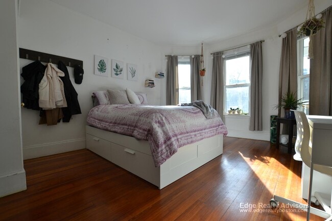 Photo - 166 Kelton St