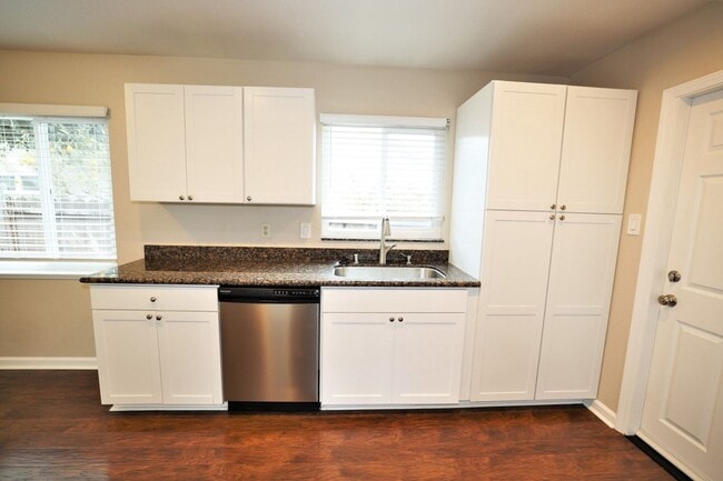 Photo - Beautiful 2 bed/1 bath Duplex with Attached Garage in Redwood City Available NOW! Unidad 1124