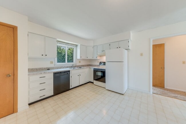 Photo - 2 bedroom 1 bathroom duplex-Available JUNE 2026