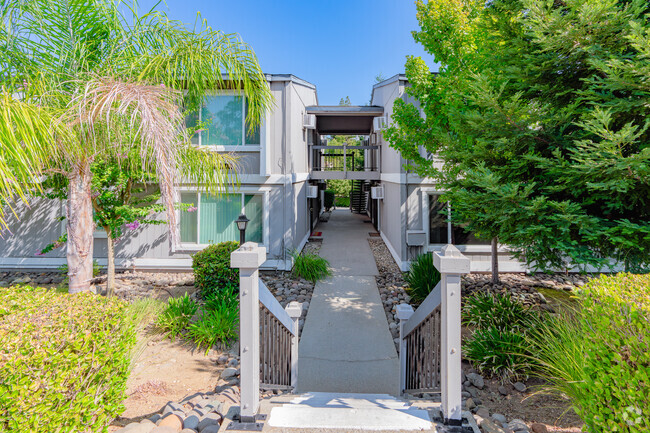 Building Photo - The Overlook Apartments