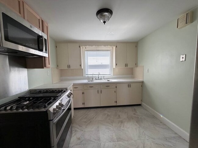 Building Photo - 36 Barstow St Unit 1