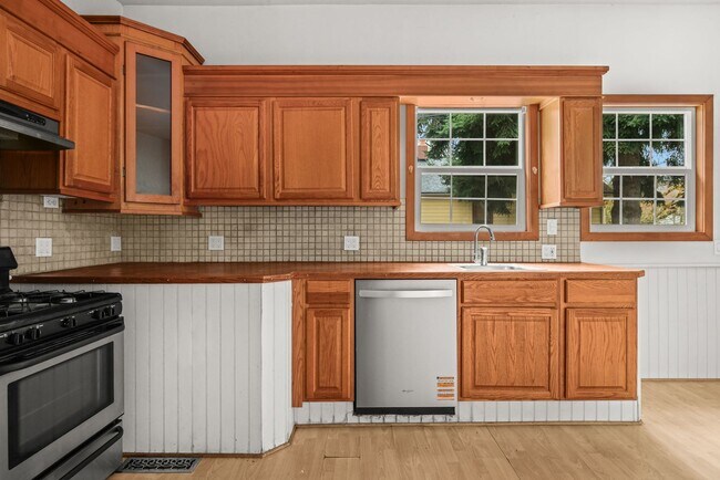 Photo - 70 NE Tillamook St