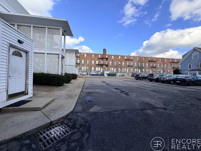 8-10 Glencoe St. Unit 4