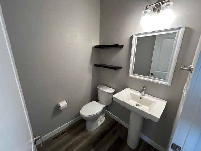 Photo - 2 Primary Bedroom Suites / 2.5 Bathroom Townhouse in Redmond OR