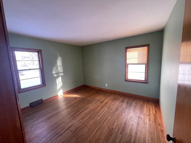 Photo - 505 1st St NE