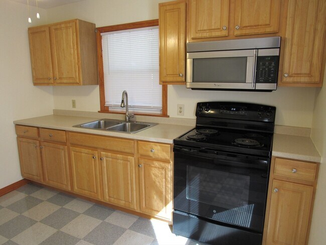 Building Photo - 390 Pleasant St Unit 0