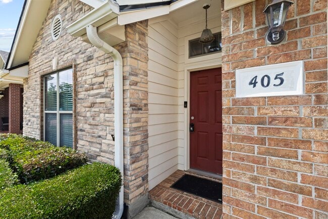 Photo - 405 Harbor Oaks Dr