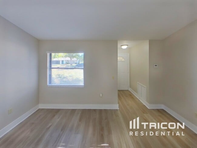 Photo - 1074 Deer Hollow Way