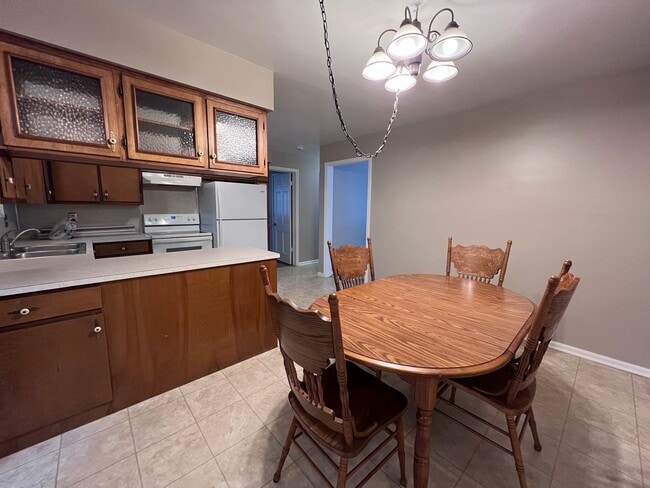 Photo - 3010-3012 Okemos Dr SE