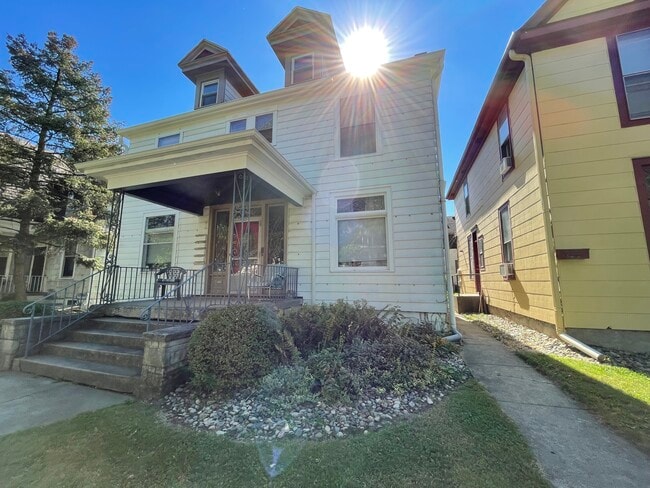 Front of house - 908 Columbia Ave Unit 1