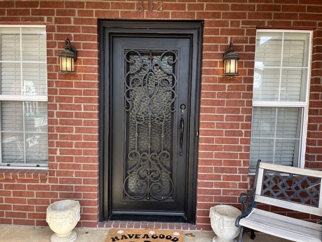 Photo - 302 Red Oak Ln