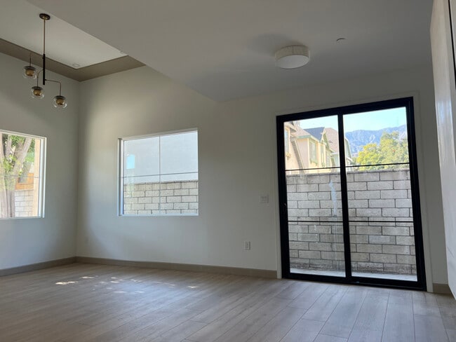 Photo - 919 Wildrose Ave