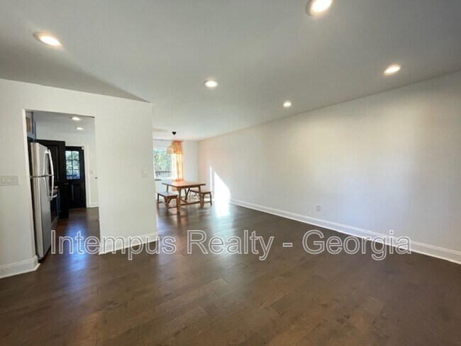 Photo - 2867 Joyce Ave