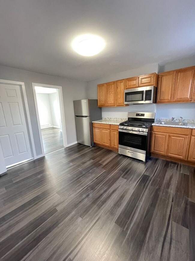 Building Photo - 68 Hasbrouck St Unit 3