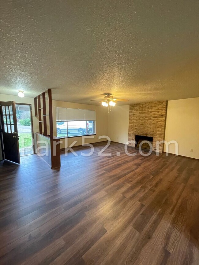 Photo - 3 Bedroom Rambler in Lakewood!