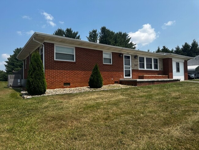 Building Photo - 3 bedroom/2 bath brick home in W. Morristown.