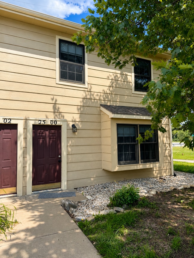 Building Photo - 4 Bedroom Westside Townhome | Great Location | Low-Maintenance Living