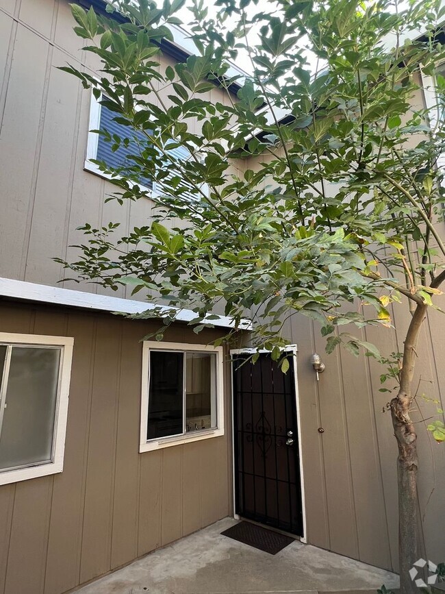 Building Photo - 2 Bedroom 2.5 Bath Townhome Available in P...