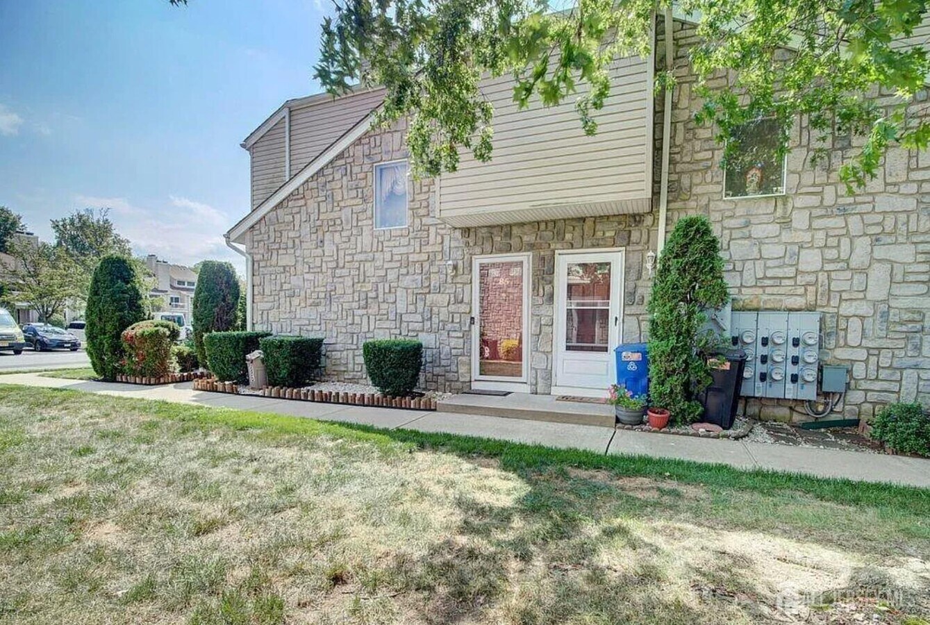 Photo - 87 Farnham Square